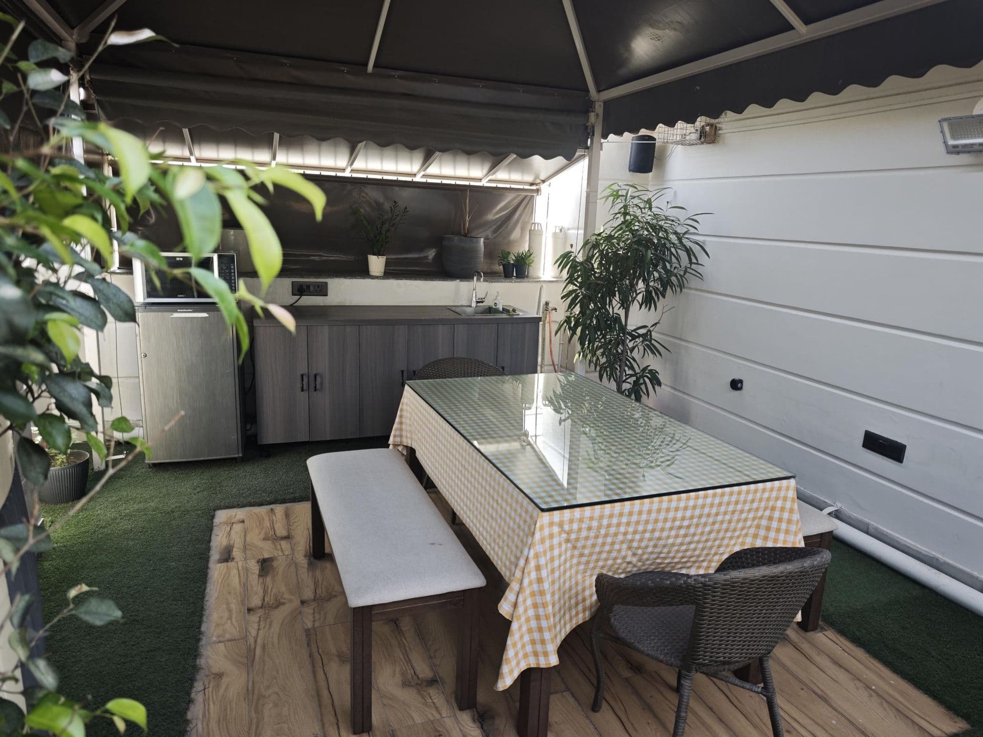 Brunches and high tea parties at Terraza de Fiesta GK2: Al-fresco dining table with bench seating