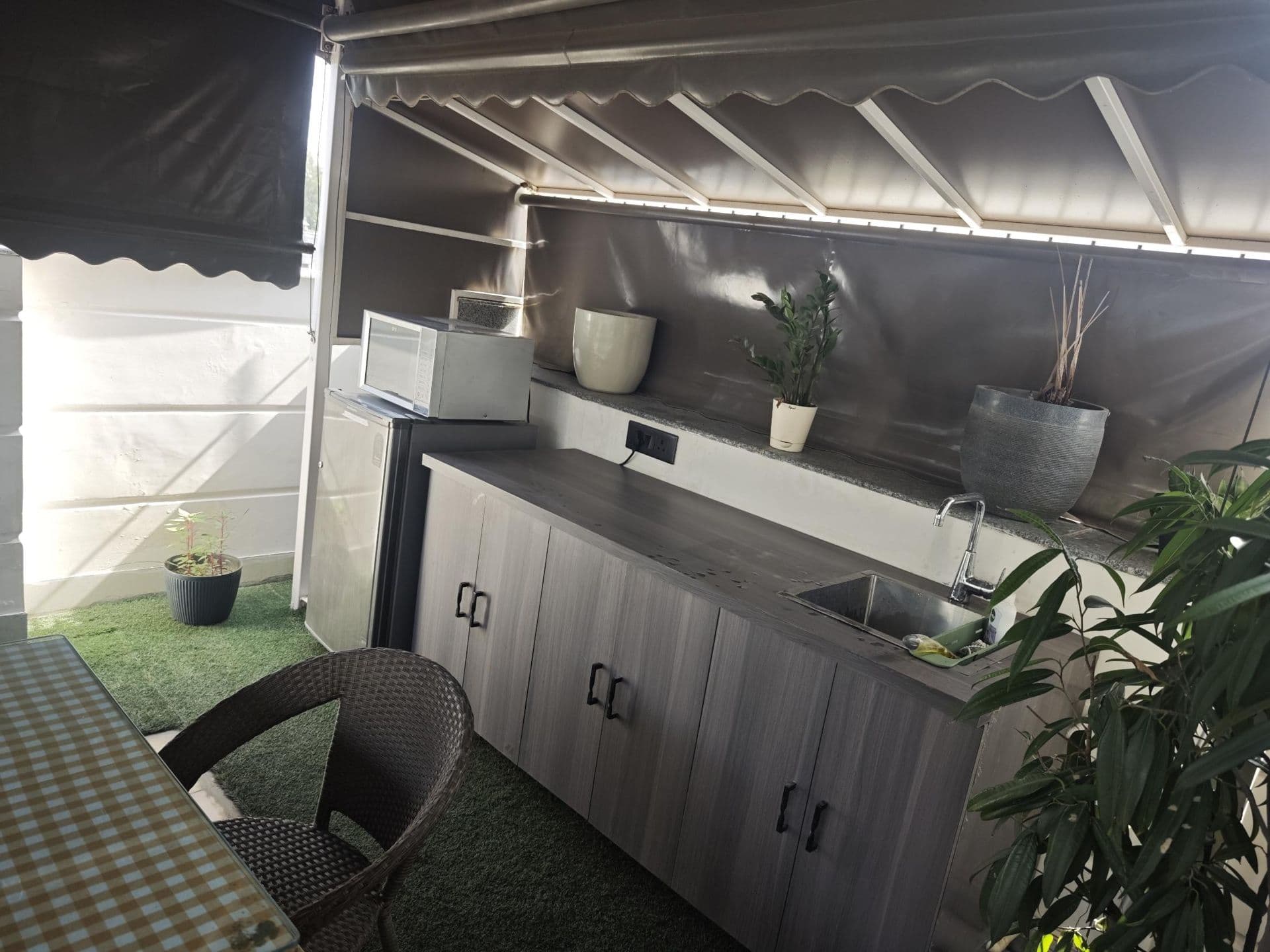 Workshops and creative sessions at Terraza de Fiesta GK2: Kitchenette with fridge, microwave and sink