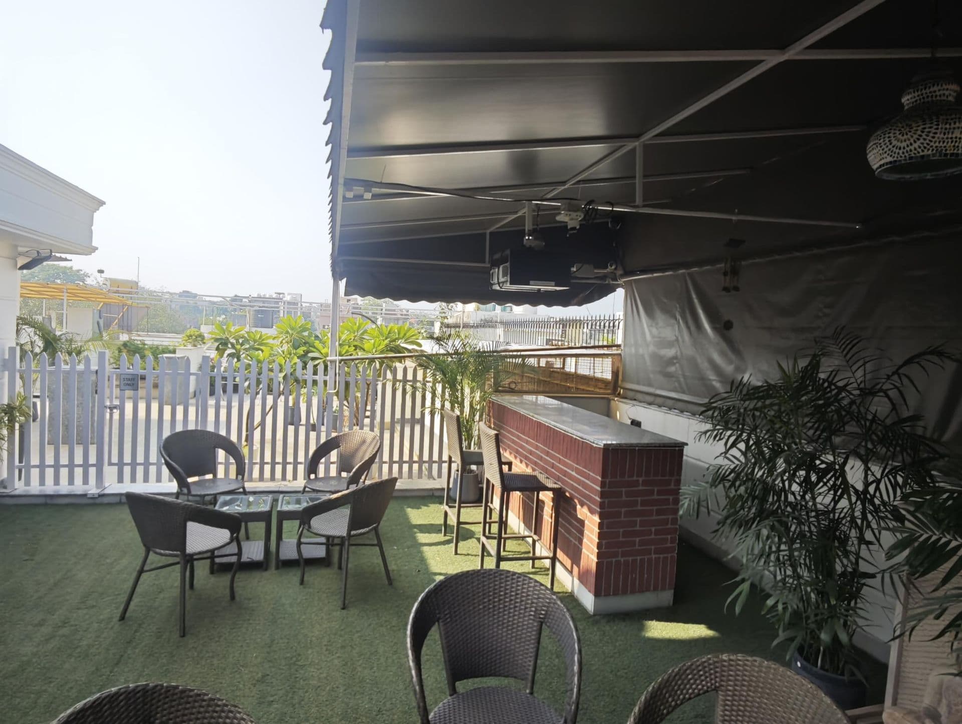 Product launches and pop-ups at Terraza de Fiesta GK2: The terrace with the bar, seating and projector under the canopy