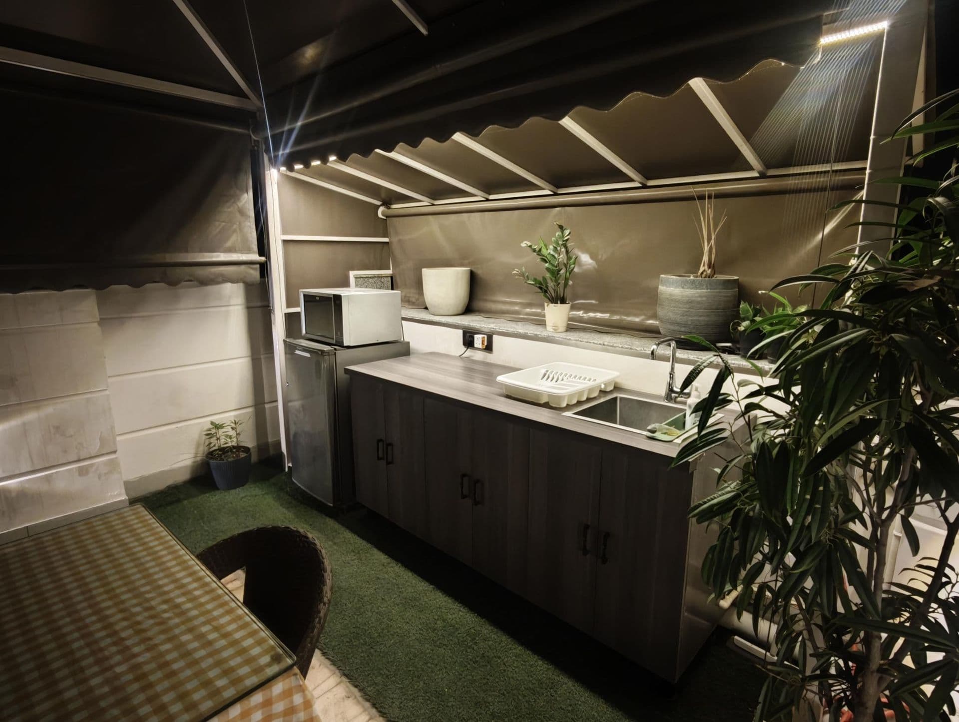Workshops and creative sessions at Terraza de Fiesta GK2: Kitchenette with fridge, microwave and sink