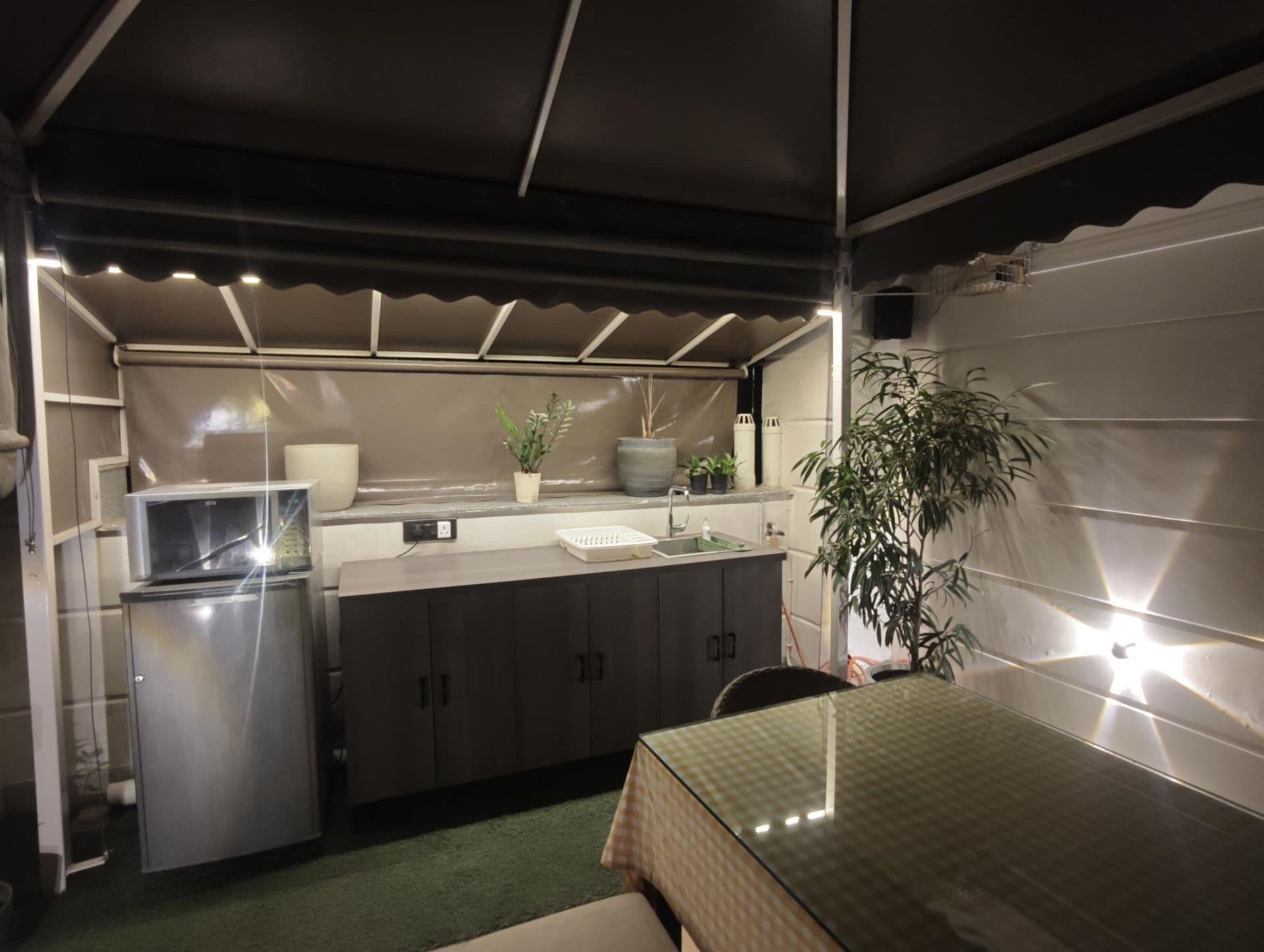 Brunches and high tea parties at Terraza de Fiesta GK2: Al-fresco dining table with bench seating